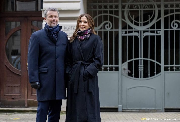 Koningspaar Frederik en Mary steekt eerste adventskaars aan