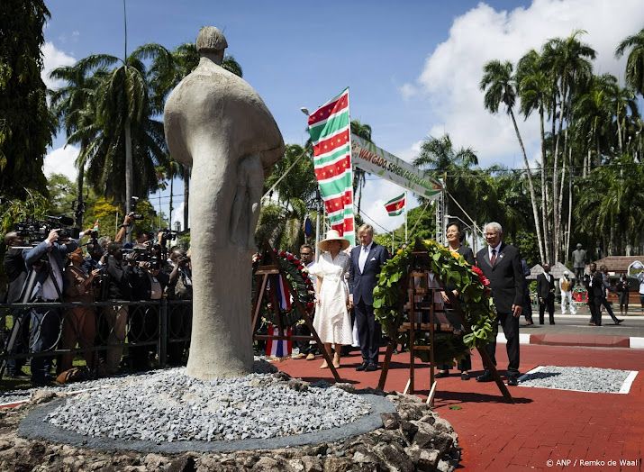 Koningspaar legt krans bij monument voor alle Surinamers