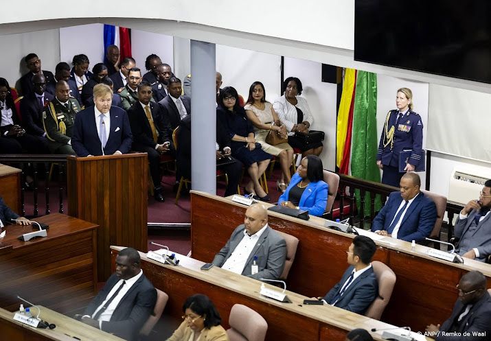 Ronnie Brunswijk spreekt koningspaar toe in Nationale Assemblée