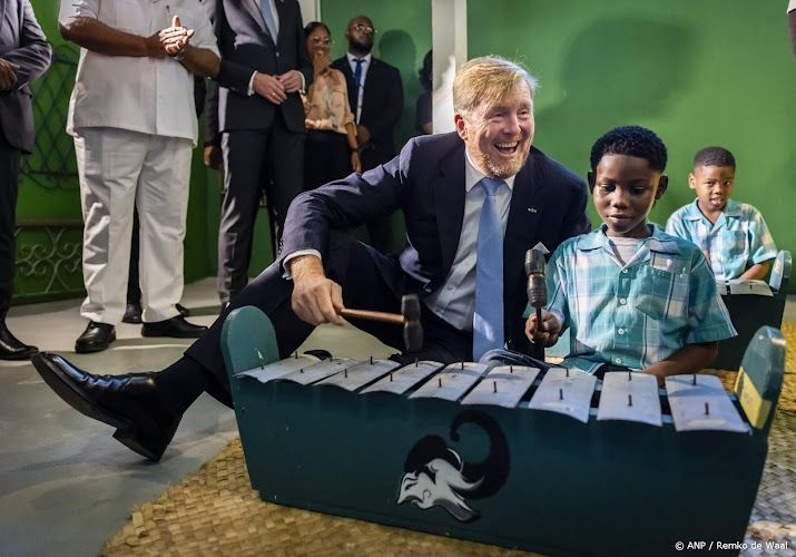 Koningspaar maakt muziek met Surinaamse schoolkinderen 