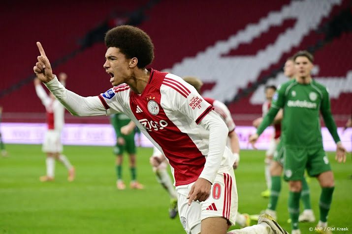 Ajax wint gestaakt duel met FC Groningen in lege ArenA