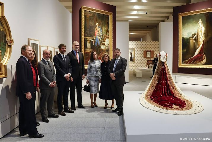 Felipe en Letizia openen expositie over Spaanse koningin