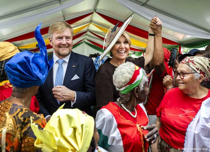Koning proeft Surinaamse frisdrank Fernandes: goed jaartje