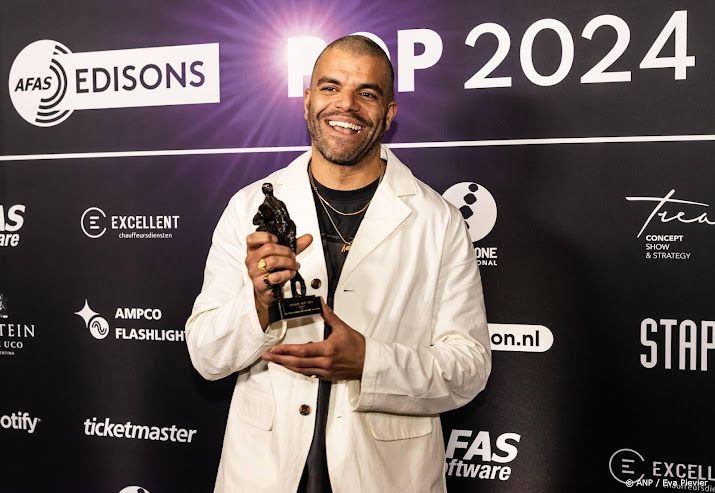 Sef nodigt pasgeboren Sef uit voor concert