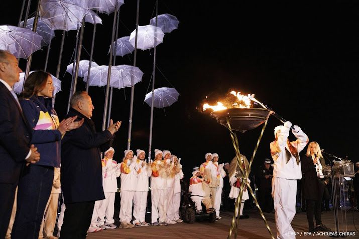 Ceremonie overhandiging olympische vlam korter door slecht weer 