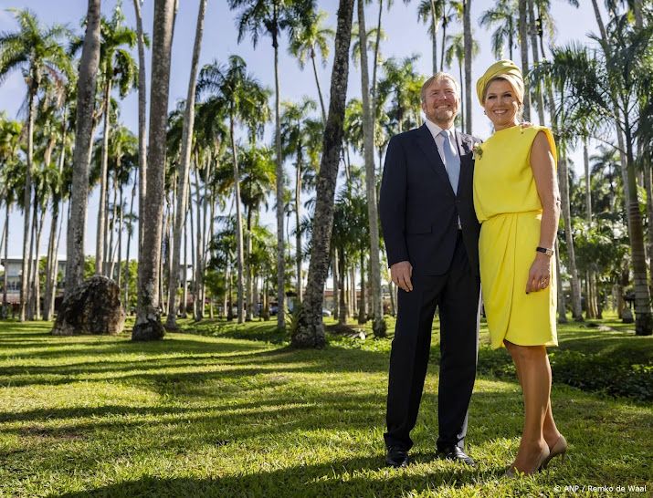 Koningspaar vaart op Surinamerivier op laatste dag staatsbezoek