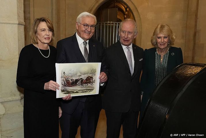 Brits koningspaar toont Duitse bondspresident eeuwenoude slee