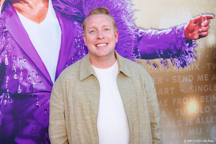 Billy Dans ontsteekt Nederlands grootste kerstboom in IJsselstein