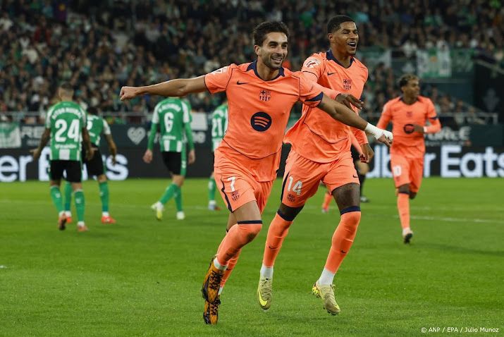 Torres helpt FC Barcelona met hattrick aan zege op Betis: 3-5