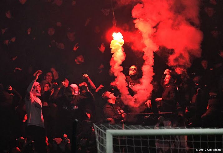 ArenA heeft aangifte gedaan na vuurwerk bij Ajax - FC Groningen