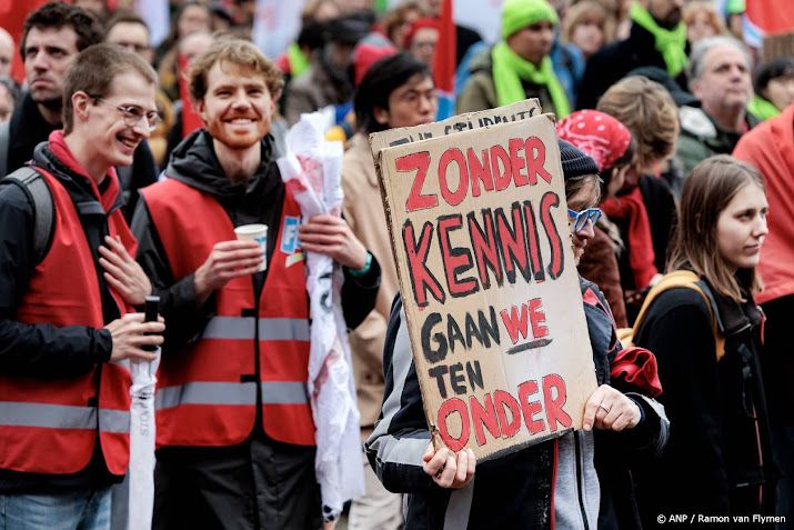 Honderden studenten en docenten betogen tegen bezuinigingen