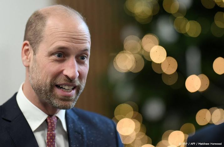 Prins William serveert pudding aan Welsh Guards 