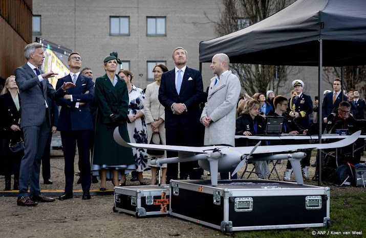 Koningspaar ziet drone vliegen in Amsterdam