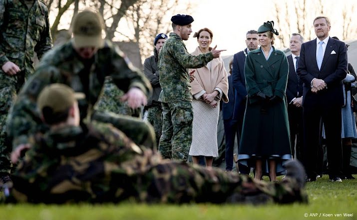 Koningspaar ontmoet medestudenten Amalia bij Defensity College