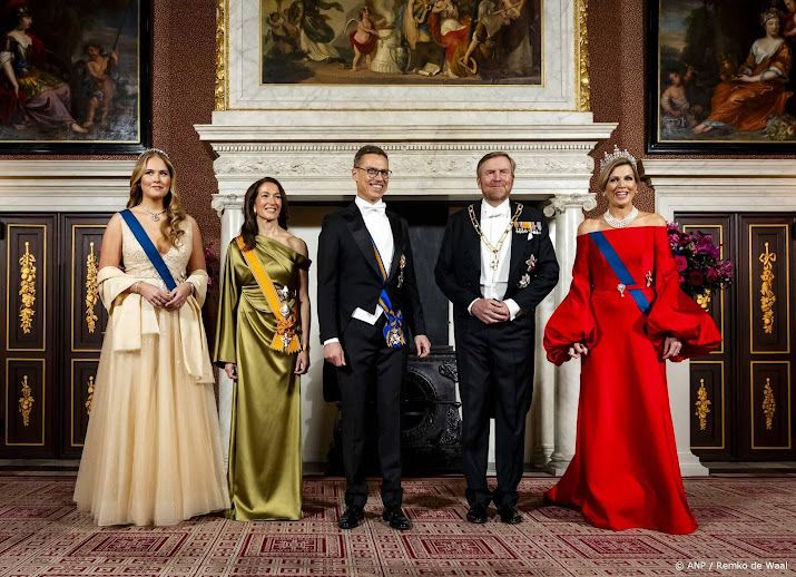 Prinses Amalia draagt glinsterende avondjurk tijdens staatsbanket