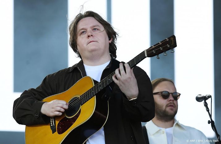Lewis Capaldi ontkent geruchten over ruzie met Taylor Swift
