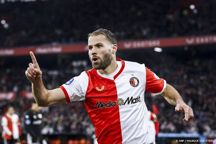 Feyenoord traint met Nieuwkoop en Watanabe voor honderden fans  
