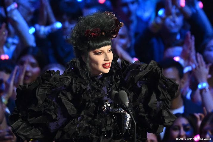 Lady Gaga legt show even stil na val danser van podium
