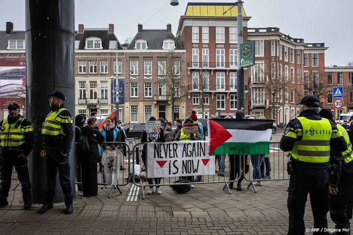Groepje demonstranten en veel politie bij het Concertgebouw 