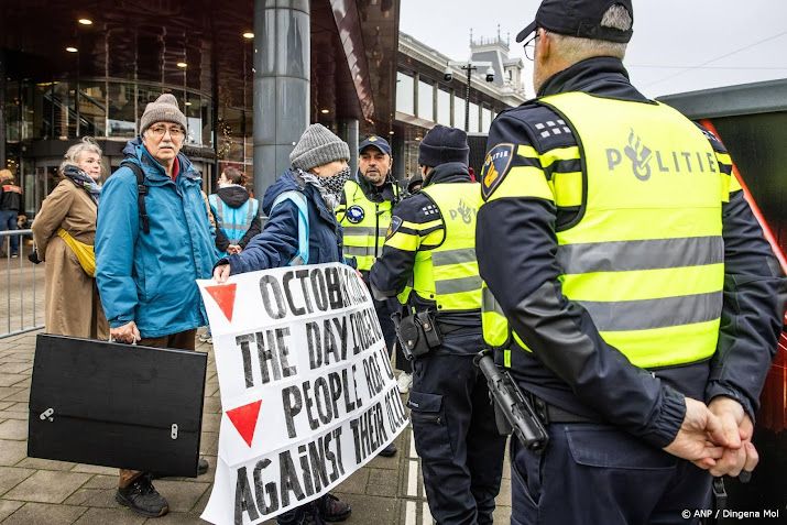 Betogers blokkeren korte tijd ingangen Concertgebouw