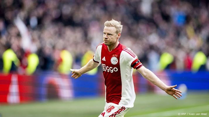 Klaassen en Mokio helpen Ajax aan zege op Feyenoord: 2-0