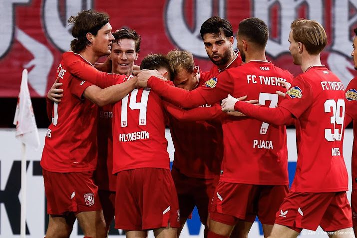 Lammers leidt FC Twente met twee doelpunten langs Go Ahead