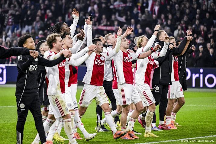 Ajax brengt Feyenoord met counterspel dieper in de problemen  