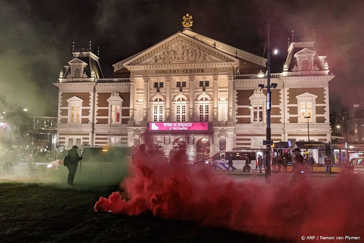 Rookbommen afgestoken bij protesten rond Concertgebouw
