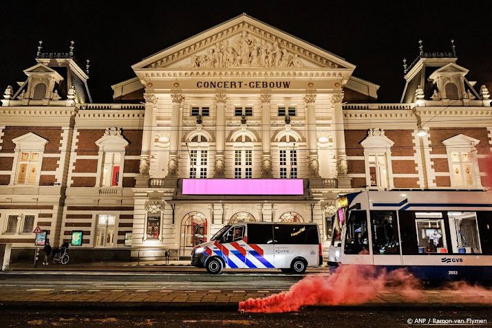 Concertgebouw in Amsterdam beklad met rode verf