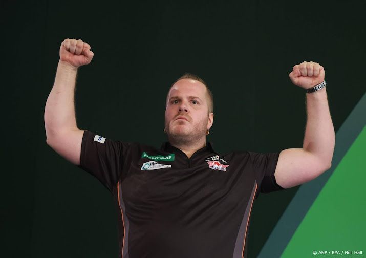 Darter Van Duijvenbode knokt zich naar tweede ronde op WK 