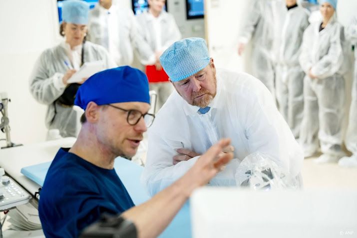 Koning krijgt demonstratie van 'opereren zonder snijden'