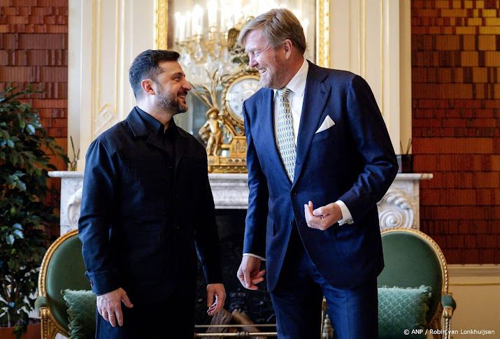 Koning draagt blauw-gele stropdas bij ontmoeting met Zelensky 