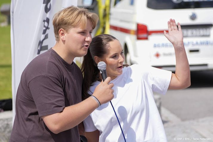 Ingrid Alexandra en Sverre Magnus bezoeken brandweerkazerne