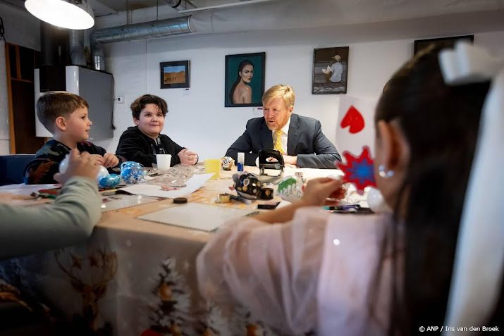 Koning versiert kerstballen met kinderen in Rotterdam  