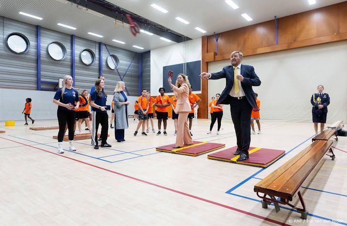 Koning gooit plastic bijl bij bezoek aan Thorbecke Talentschool  