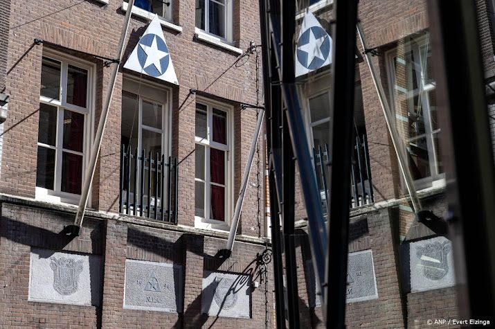 Amsterdams corps schorst leden na seksistisch gedicht