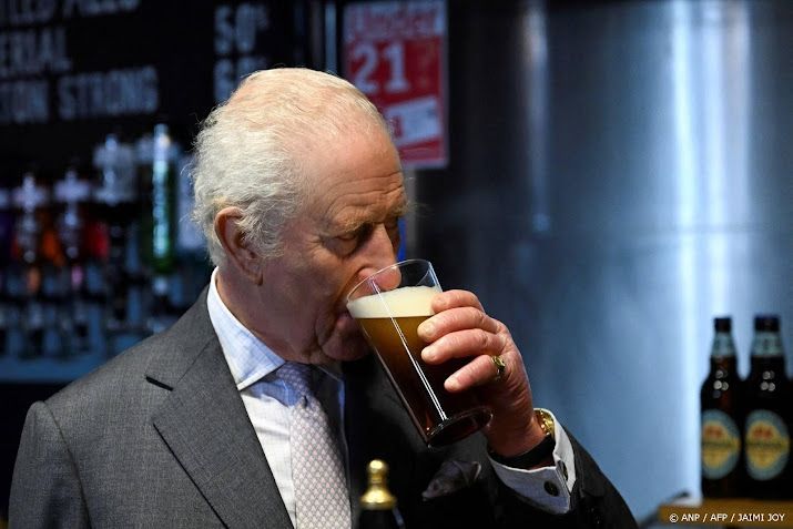 Koning Charles tapt Guinness-biertje bij opening nieuwe brouwerij