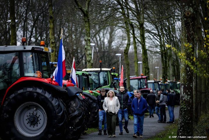 Zo'n honderd actievoerende boeren bijeen in provinciehuis Utrecht