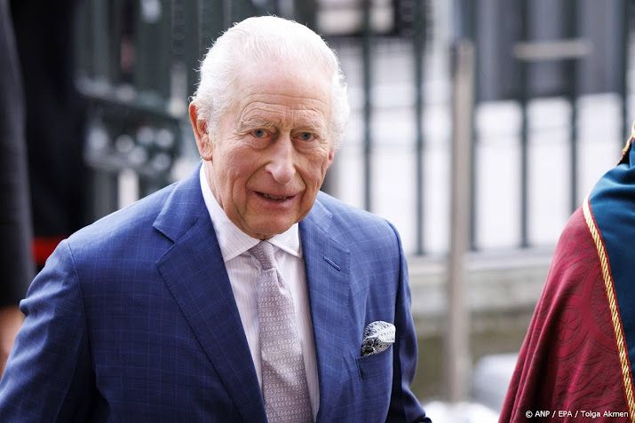 Charles proefde rauw zeehondenvlees in Canadees Noordpoolgebied