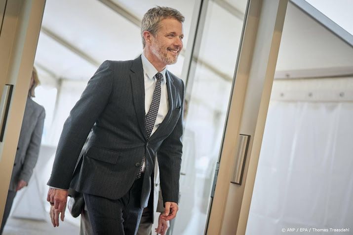 Koning Frederik bestuurt nieuwe milieuvriendelijke trein 