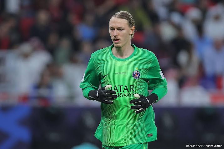 Keeper Safonov van PSG stopte penalty's met gebroken hand