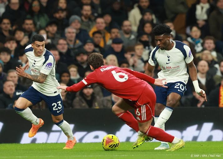 Liverpool profiteert tegen Spurs van vroege rode kaart Simons