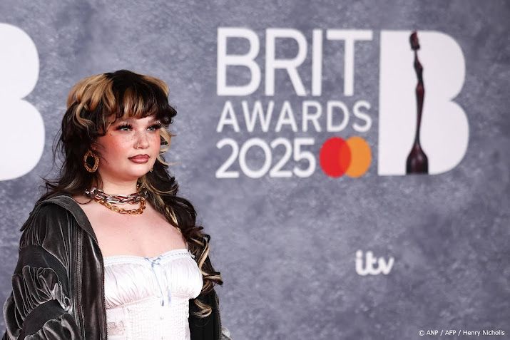 Lola Young voelt steun en hoopt binnenkort weer op te treden