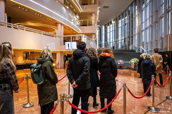 Publiek neemt afscheid van overleden Hans van Manen