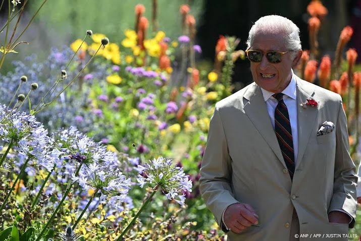 Koning Charles snoeit graag in eigen tuin met snoeischaar  
