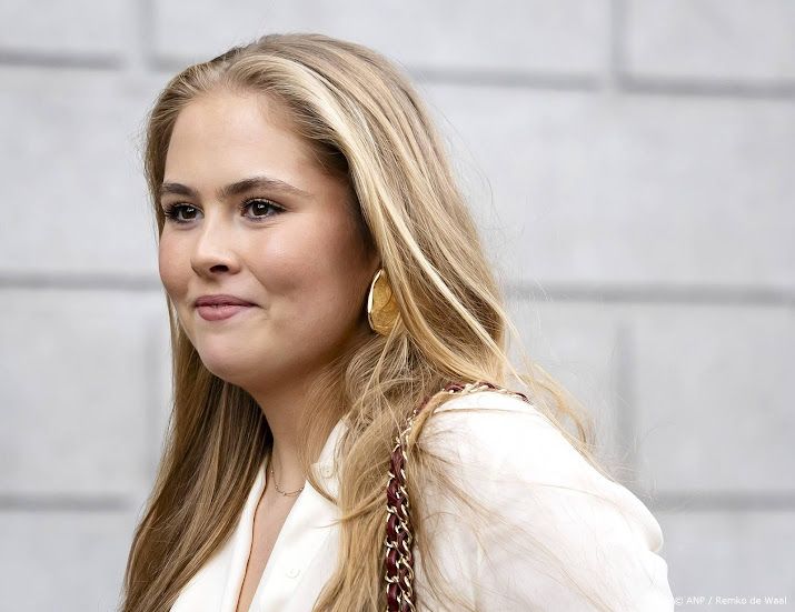 Geslaagde Amalia middelpunt op kerstkaart koninklijk gezin