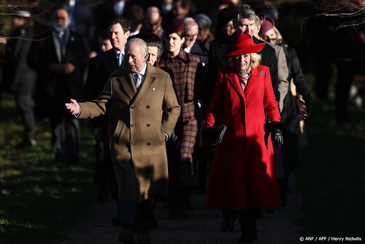 Koning Charles leidt familie naar kerstdienst