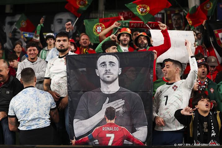 Zoons Jota mascotte bij duel tussen Liverpool en Wolverhampton