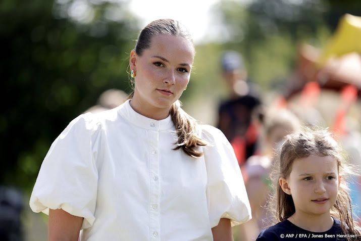 Ingrid Alexandra ontmoet grote koala in Australische dierentuin