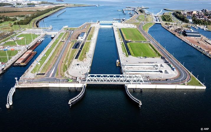 Breedste schip ooit vaart via kanaal door Zeeuws-Vlaanderen